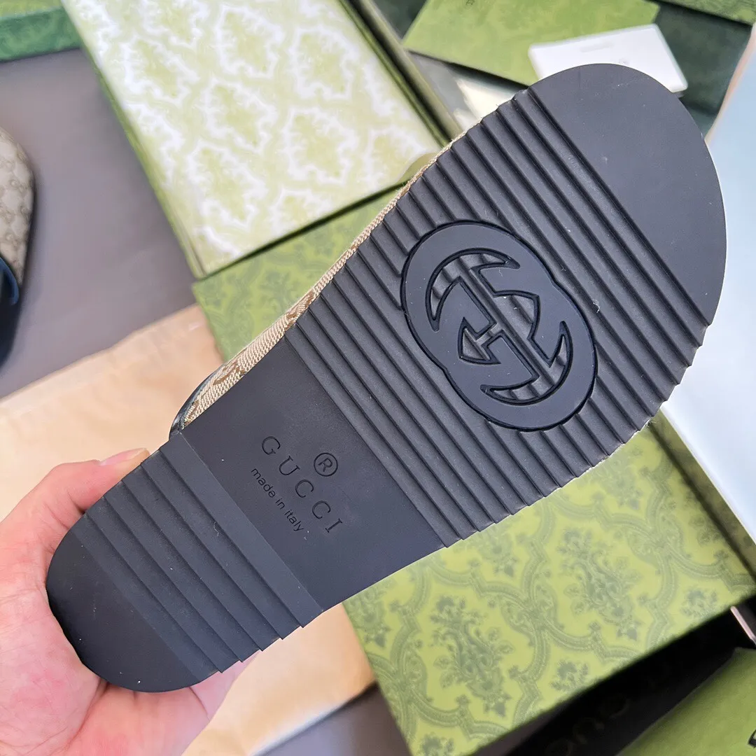 👟👟Ex-factory price 440👟👟 2023 new GuCci unisex couple's mules and toe-cap slippers💑 Synchronized with the official website, the original version is copied one to one, the highest version🆙👏🔥All material details are consistent with YB💪👍 We make goods all year round. Sizes 35-45 A cherished piece of the brand's history, these slippers reinterpret Gucci's equestrian heritage through signature hardware with Clam👟👟 ex-factory price. These slip-on sandals are made of leather and are part of the Gucci Love 👟👟factory arade collection. Cowhide upper, GG classic leather flower accessories, clamp, rubber sole, flat bottom